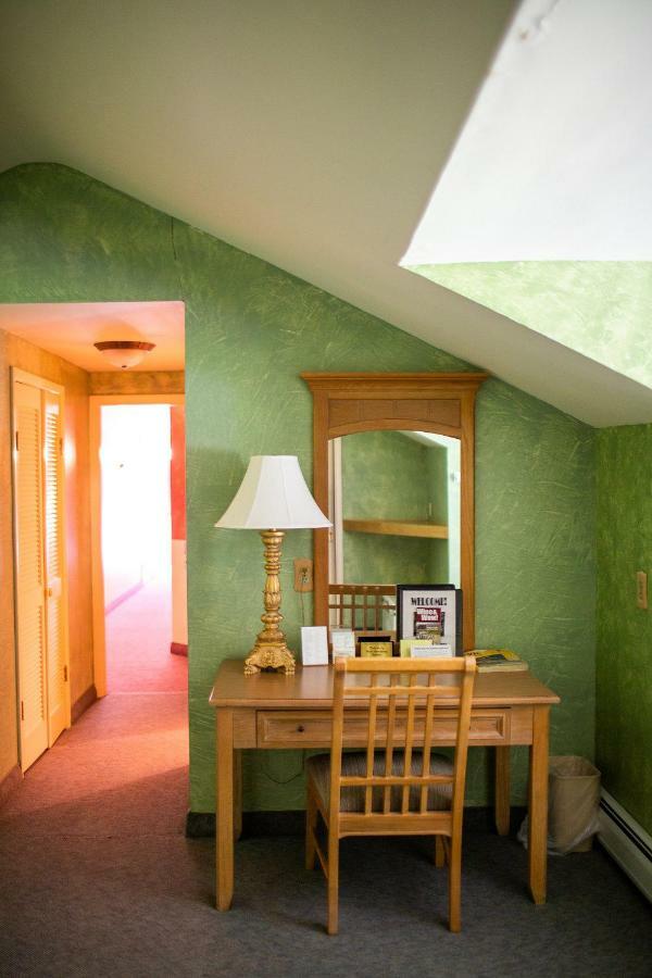Inn At Iron Masters Lakeville Exterior photo